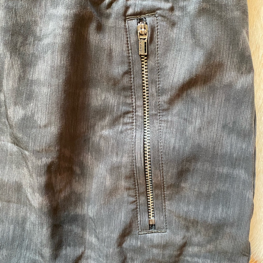 Athleta athletic green and black high waisted shorts - Picture 4 of 8